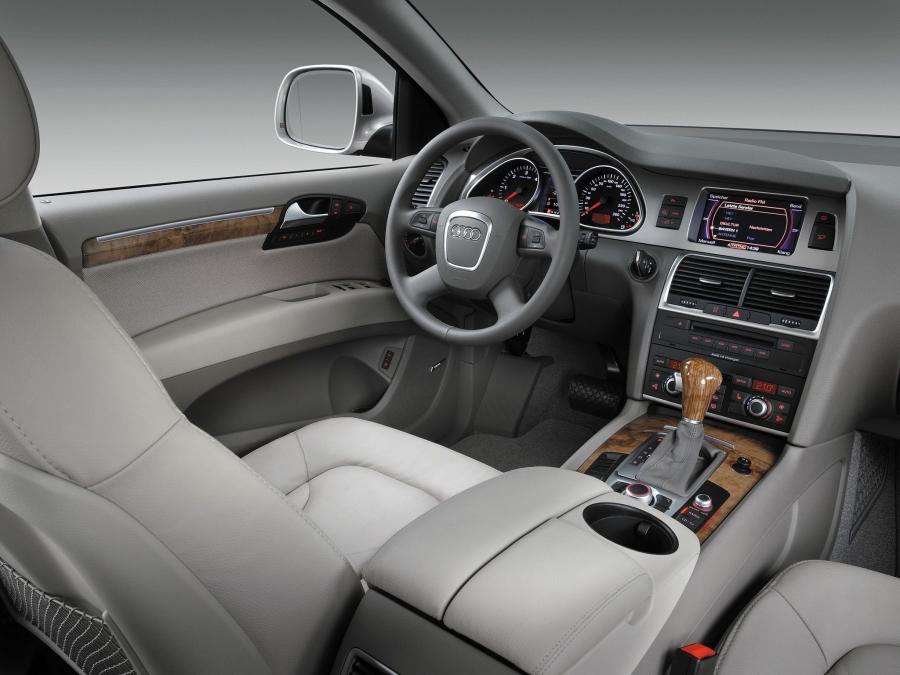 Интерьер Audi Q7 3.0 TDI Quattro (4L) 2005 года  (фото 27 из 29)